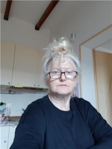 Insegnante, laureata in scienze naturali , impartisce lezioni di matematica e scienze per alunni delle scuole medie 1°