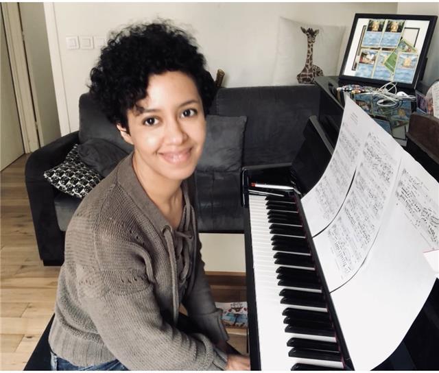 Pianiste concertiste professionnelle propose cours de piano Paris