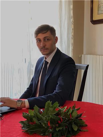 Sono un ragazzo laureato e studio per diventare un insegnante. Sono molto preparato, paziente