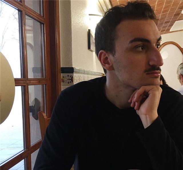 Como estudiante de piano, me ofrezco para dar clases a personas que estén iniciándose en el estudio