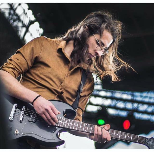 Clases de guitarra eléctrica y acústica en madrid ¡aprende a tocar con el estilo que te guste!