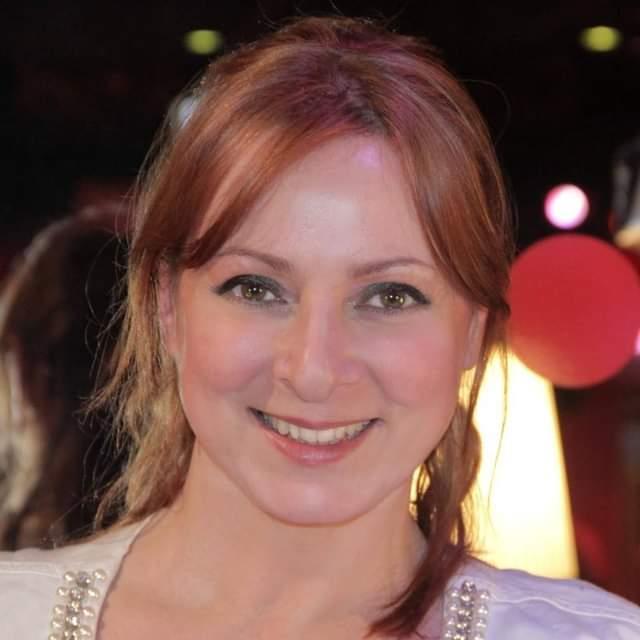 Sono insegnante d'arte, laureata in scenografa, offro lezioni di figura e ornato disegnato; disegno per odontotecnici; disegno tecnico, storia dell'arte, storia e disegno della scenografa e del costume teatrale. Sono di Torino. Angela