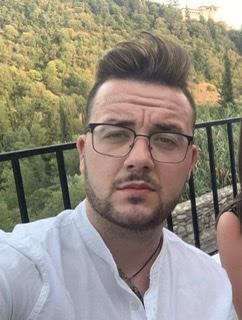 Estudiante de psicología, imparte clases de biología a niños y adultos