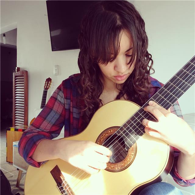 Profesora de Guitarra y musica, para niños, adolescentes y adultos