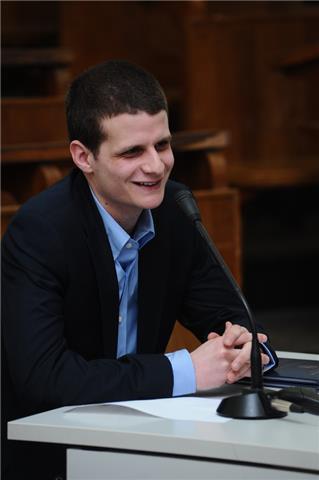 Laureato in traduzione specialistica dei testi