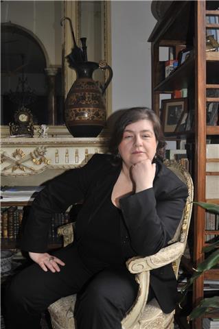 Imparerai i trucchi e i mestieri della tua stessa lingua madre, l'Italiano, divertendoti; ti innamorerai della letteratura italiana e magari imparerai qualcosa di nuovo