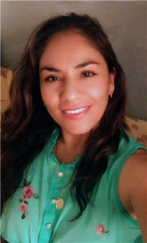 Profesora de biología imparte clase de ciencias experimentales