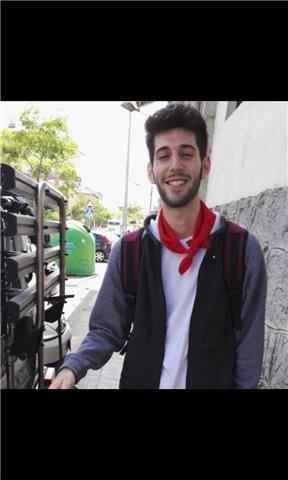 Graduado en filosofía, da clases de historia, filosofía, historia del arte y literatura