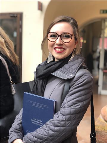 Neolaureata in giurisprudenza offre lezioni private