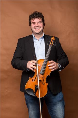 Graduado con el título superior de música en la especialidad de viola.
me ofrezco para dar clases de viola, violín, piano (para iniciación) y lenguaje musical para todas las edades