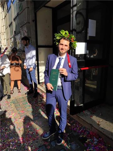 Insegnante poliglotta laureato in lingue moderne impartisce lezioni di inglese (da livelli base A1/A2 fino al livello C1)