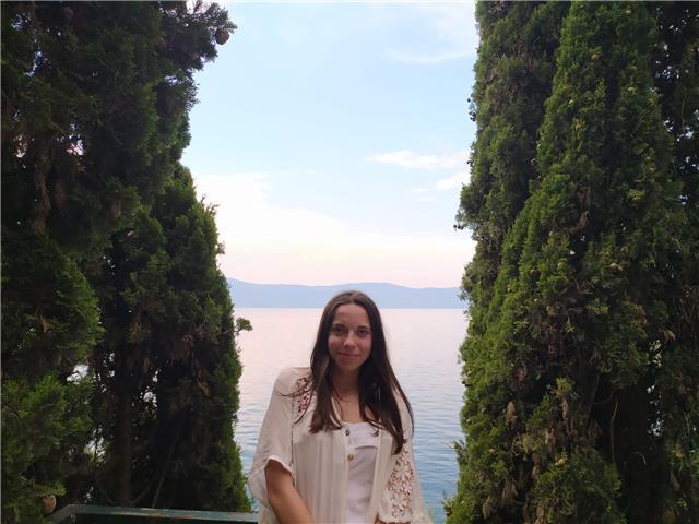 Studentessa universitaria di medicina diplomata presso liceo scientifico offre lezioni online a studenti di medie, superiori