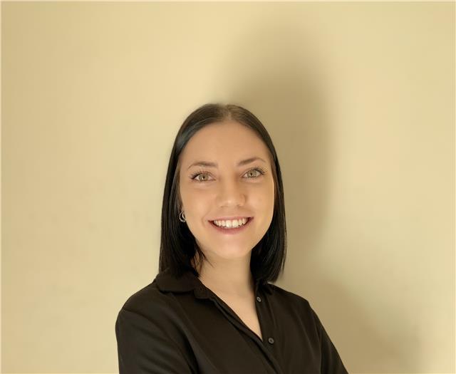 Laureata in economia impartisce lezioni di economia, ragioneria e italiano