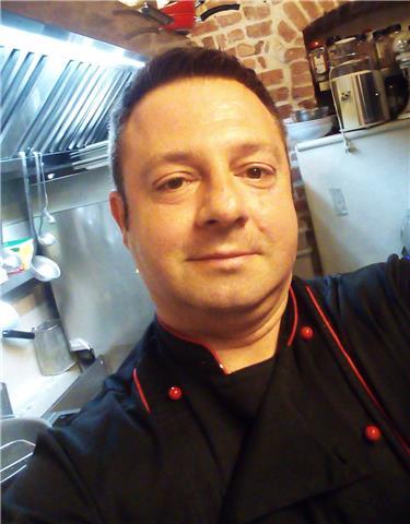 Laureato in Lingua inglese, indirizzo letterario italiano e Alberghiero cucina