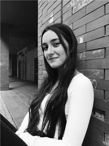 Estudiante de carrera de marketing y publicidad, con matrícula de honor en bachillerato y título de firts (b2) en inglés, dispuesta a ofrecer clases