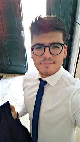 Laureando in Ingegneria Meccanica impartisce lezioni di matematica a studenti di scuole superiori aiutandoli a colmare le proprie lacune