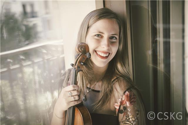 Profesora de violín y lenguaje musical con gran experiencia. estudié en uno de los mejores conservatorios de españa, donde me titulé y estoy en posesión de un master en interpretación