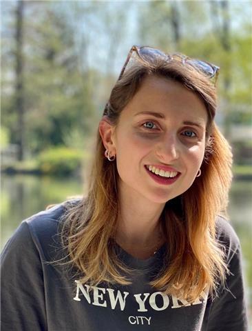 Professoressa di scienze naturali in un liceo, laureata in geologia