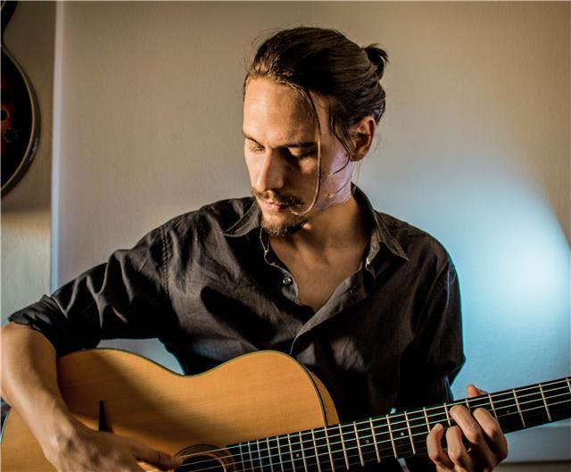 Clases de guitarra en barcelona. aprende a tocar lo que quieras!