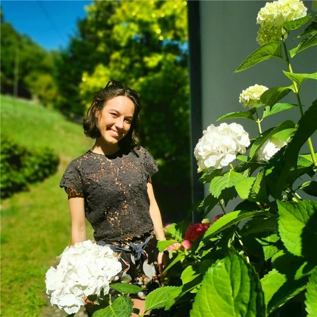 Sono una ragazza solare, il mio sogno è insegnare, voglio diventare professoressa di spagnolo ☺️