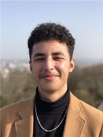 Lycéen en classe de première avec un niveau avancé en anglais (B2–>C1). Excellent maitrise de la langue, tant à l’oral qu’à l’écrit. Très bonne mise en confiance avec l’élève, pour assurer une concentration et une réussite maximale