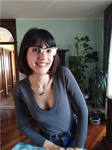 Studentessa di chimica impartisce lezioni di chimica, fisica e matematica