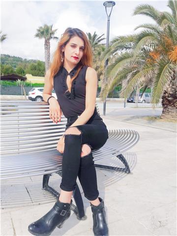 Sono Arezoo Tarakhel madre lingua francese offro lezioni private di conversazione per adulti e bambini nelle marche di preciso a San Benedetto del Tronto