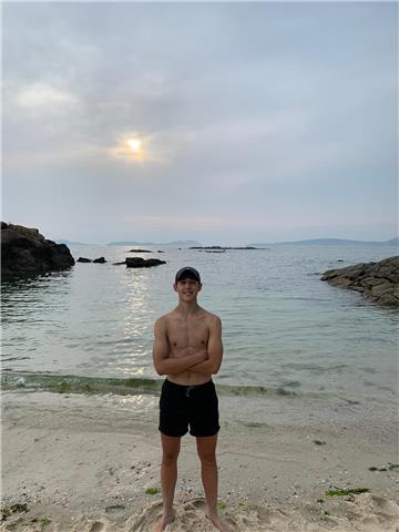 Profesor de tenis y monitor nacional, ofrece clases particulares de tenis dinámicas, tanto de iniciación como nivel intermedio. también hago sparring