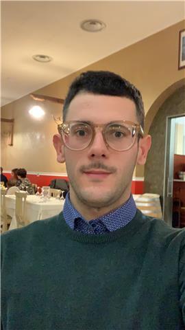 Ragazzo con maturità scientifica