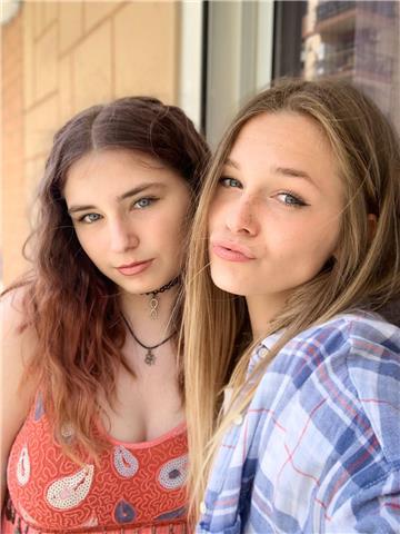 Doy clases de castellano para ganarme algún dinero y ayudar a los demás