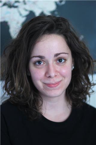 Sono una giovane ragazza di madrelingua Americana che vuole insegnare Inglese a studenti universitari/adulti a Torino