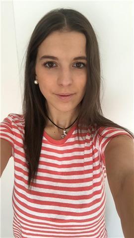 Profesora en activo de inglés imparte clases a niños de edades comprendidas entre los 6 y los 12 años