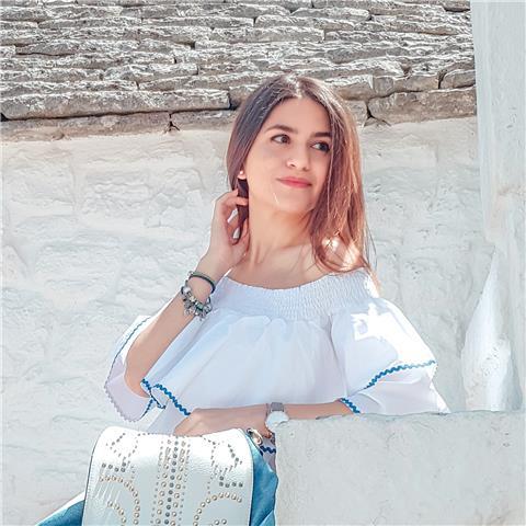 Studentessa diplomata al Liceo Scientifico, attualmente iscritta alla facoltà di ingegneria, impartisce lezioni di matematica