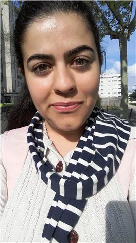 Etudiante en doctorat Electronique et la base physicienne proposant des cours physiques et mathématiques