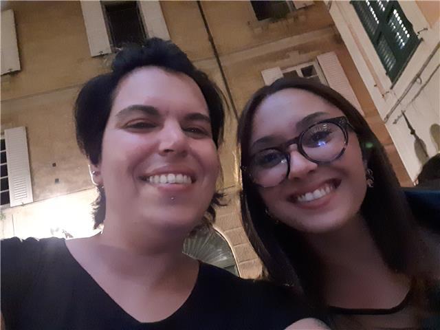 Sono una ragazza diplomata al liceo linguistico con master all' estero insegno a bimbi delle elementari medie e superiori