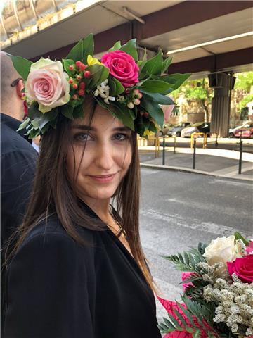 Laureata in Mediazione Linguistica con certificato di competenza di C2 in Lingua inglese impartisce lezioni sia nell'area di Siena, che per via telematica