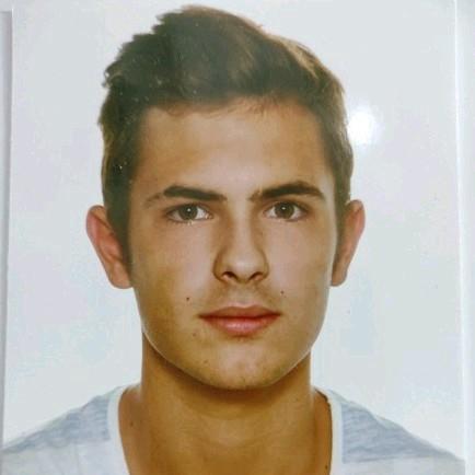 Chico muy atento, siempre pendiente de los alumnos