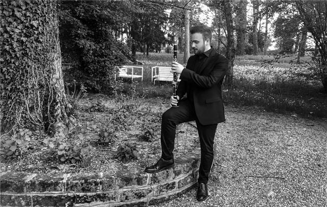 Laureato con il massimo dei voti propone lezioni di clarinetto individuali e di gruppo