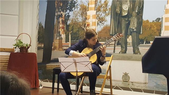 Profesora de música ofrece clases para la etapa primaria en el colegio y la etapa elemental en el conservatorio. Titulo profesional en el conservatorio “Andrés Segovia”
