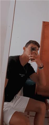 Estudiante de segundo de bachillerato con media de 9 en primero de bachillerato muy bueno explicando y con muchas ganas de ayudar! además de un gran carisma con niños. habituado al aprendizaje con las nuevas tecnologías. posibilidad de desplazarse a domic