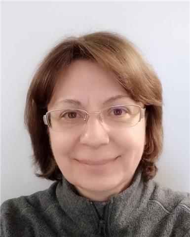 Profesora de inglés imparte clases a personas de todas las edades