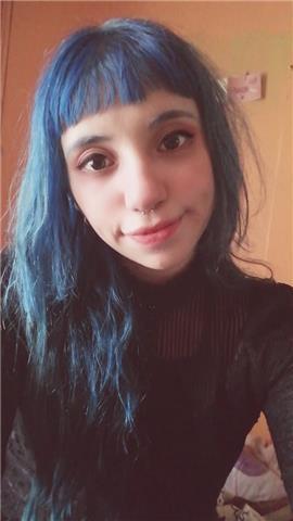 Profesora de inglés enfocada en la conversación