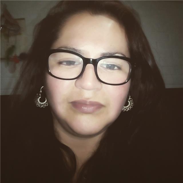 Profesora de apoyo para estudiantes que necesitan aprender o repasar química
