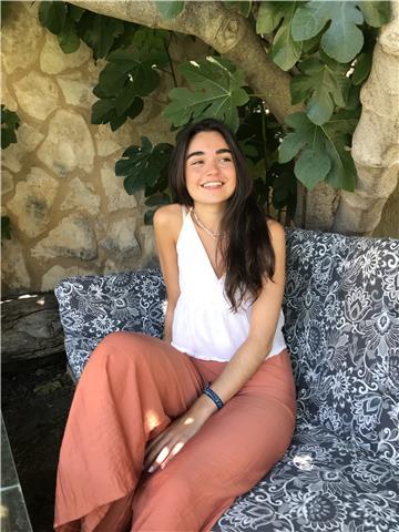 Hola, soy estudiante universitaria. Me ofrezco para dar clases de inglés a niños