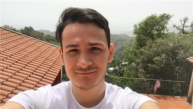 studente che da aiuto
