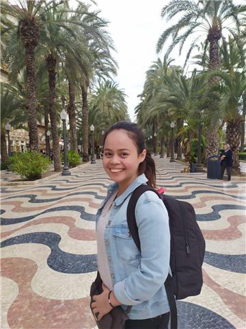 I give English classes for primary, elementary, and secondary students. I can handle professionals who want to learn English too