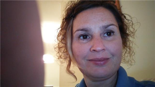 Professionista in lingue straniere impartisce lezione a studenti delle scuole elementari,medie,superiori ed adulti