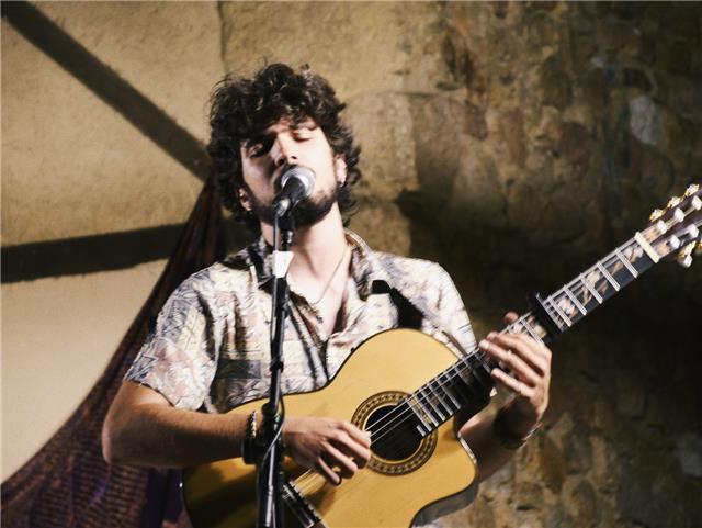 Disfrutar aprendiendo: guitarrista polifacético ofrece clases personalizadas de guitarra