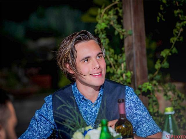 Studente universitario iscritto alla facoltà di lettere classiche, che ha conseguito voto di maturità 100/100 offre ripetizioni di italiano, greco, latino, storia filosofia e grammatica.
massima serietà