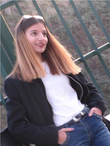 Ragazza che conosce bene il francese per prima, seconda e terza media